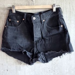 LEVI'S / 501 Jean Shorts in black denim / Size 25